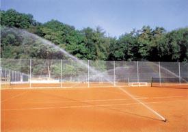 Beregnungsanlage auf einem Tennisplatz